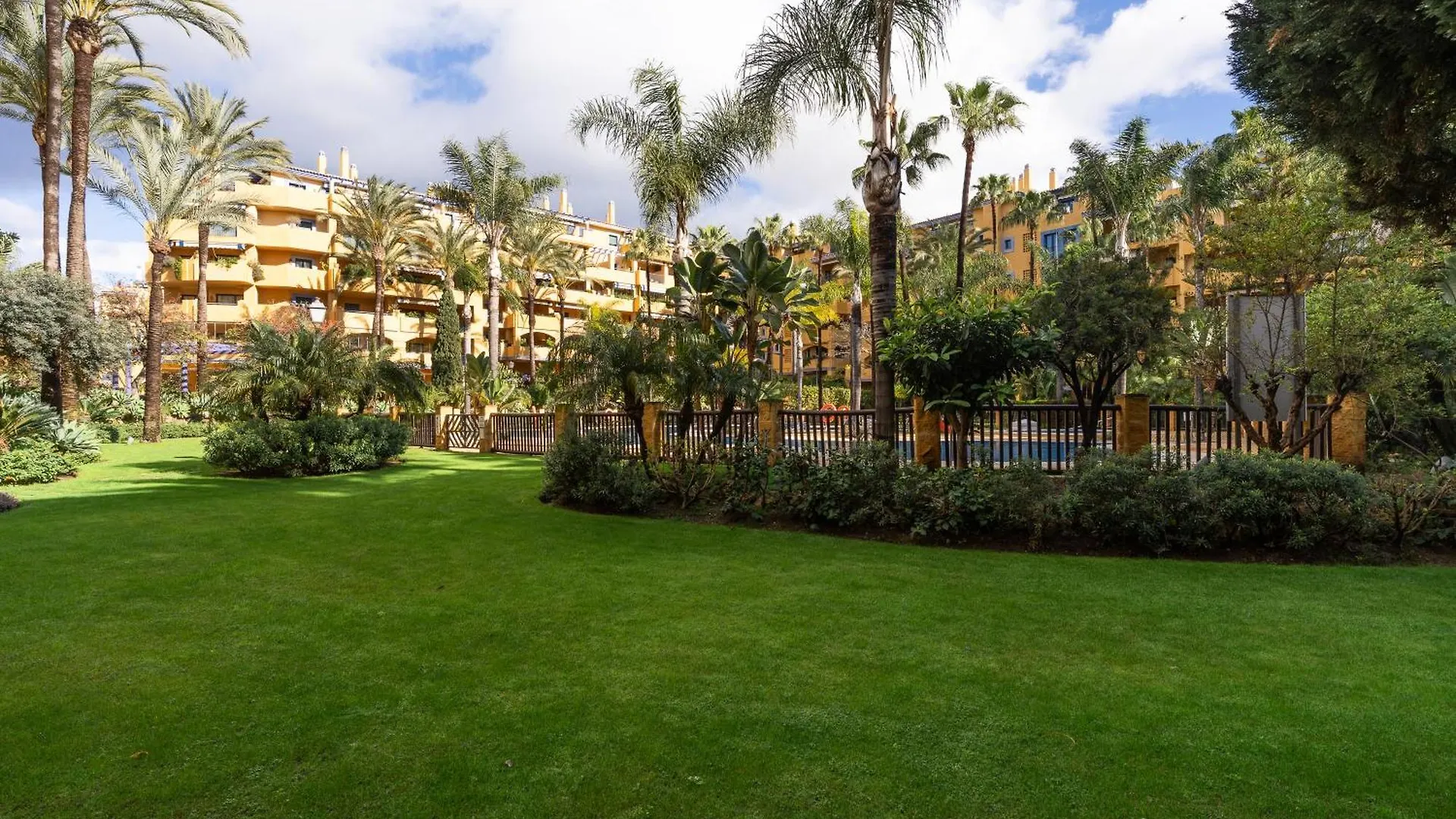 Spacious Four Bedroom Apartment In San Pedro Marbella 0*,  İspanya